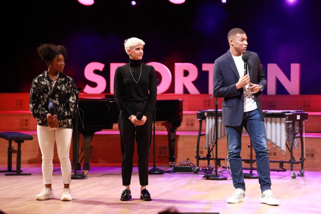 Sarah-Léonie Cysique, Marie Patouillet et Kylian Mbappé au studio 104